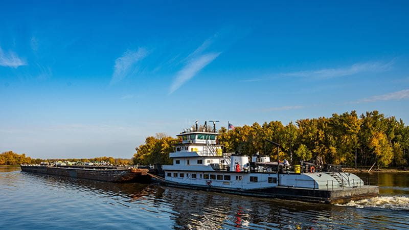 Barge-Traveling-Up-the-Mississippi-River