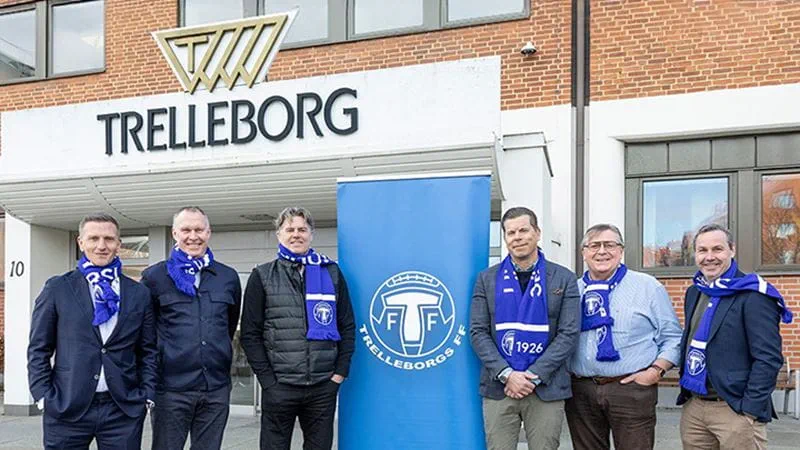 Representatives from Trelleborg AB, Mellby Gård and Trelleborg FF outside the Trelleborg AB HQ
