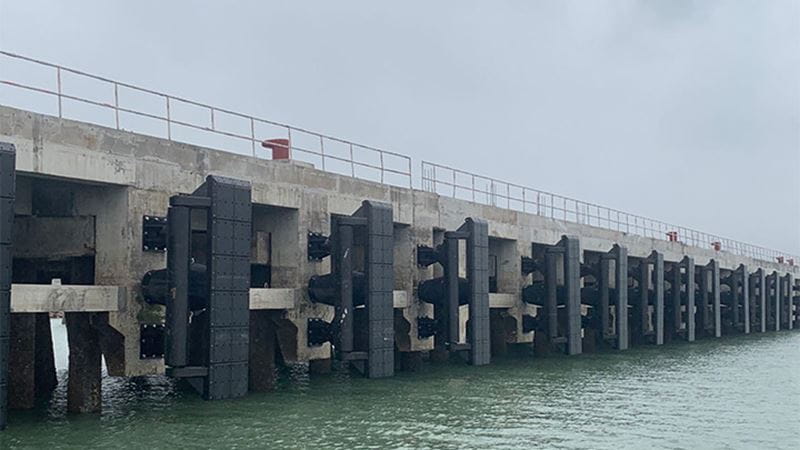 Parallel-motion-fenders-balance-energy-absorption