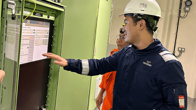 Engineer conducting an inspection of the ship-shore link system ensuring operational safety and efficiency