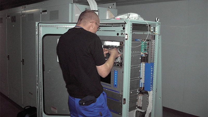 Trelleborg-engineer-inspecting-the-ship-shore-links-system