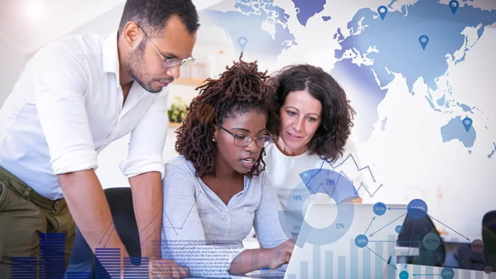 Team som samarbetar med överlagrade globala kartor och datadiagram som visar kapacitet över hela världen