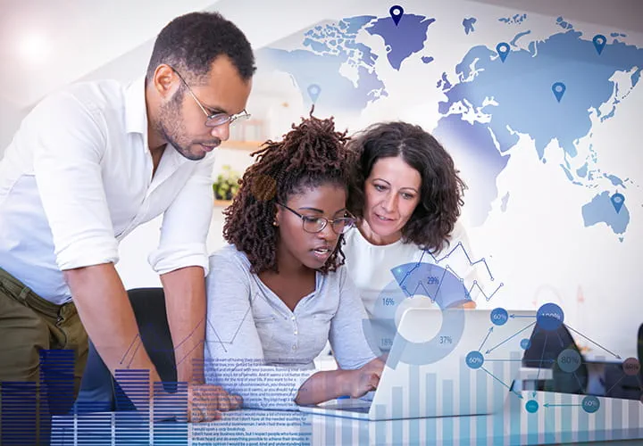 Team som samarbetar med överlagrade globala kartor och datadiagram som visar kapacitet över hela världen