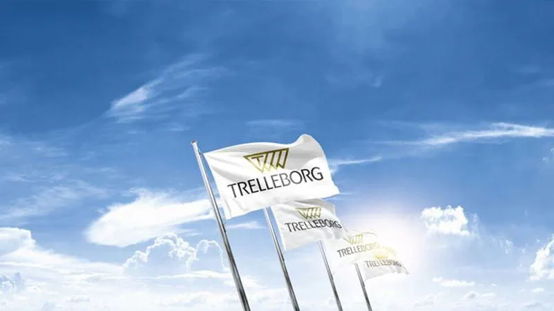 Trelleborg-flaggene vaier mot en blå himmel, som representerer selskapets hovedkvarter