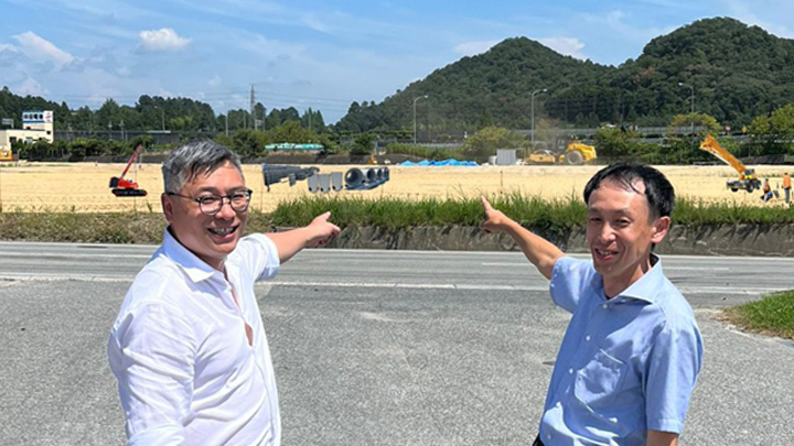 William Wong and unichi Nakamura pointing to Trelleborg Kor-N-Seal