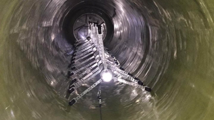 Lightweight pipe chain with wheel extensions designed for handling larger diameter pipes