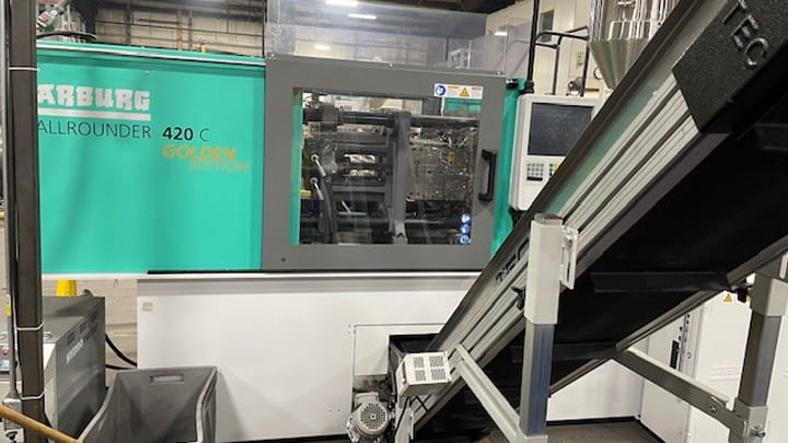 Machine de moulage Arburg en fonctionnement