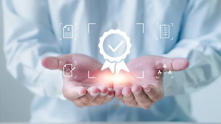 Händer som visar en ikon för digital kvalitetscertifiering, som symboliserar tillförlitlighet och överensstämmelse hos tätningsprofilprodukter